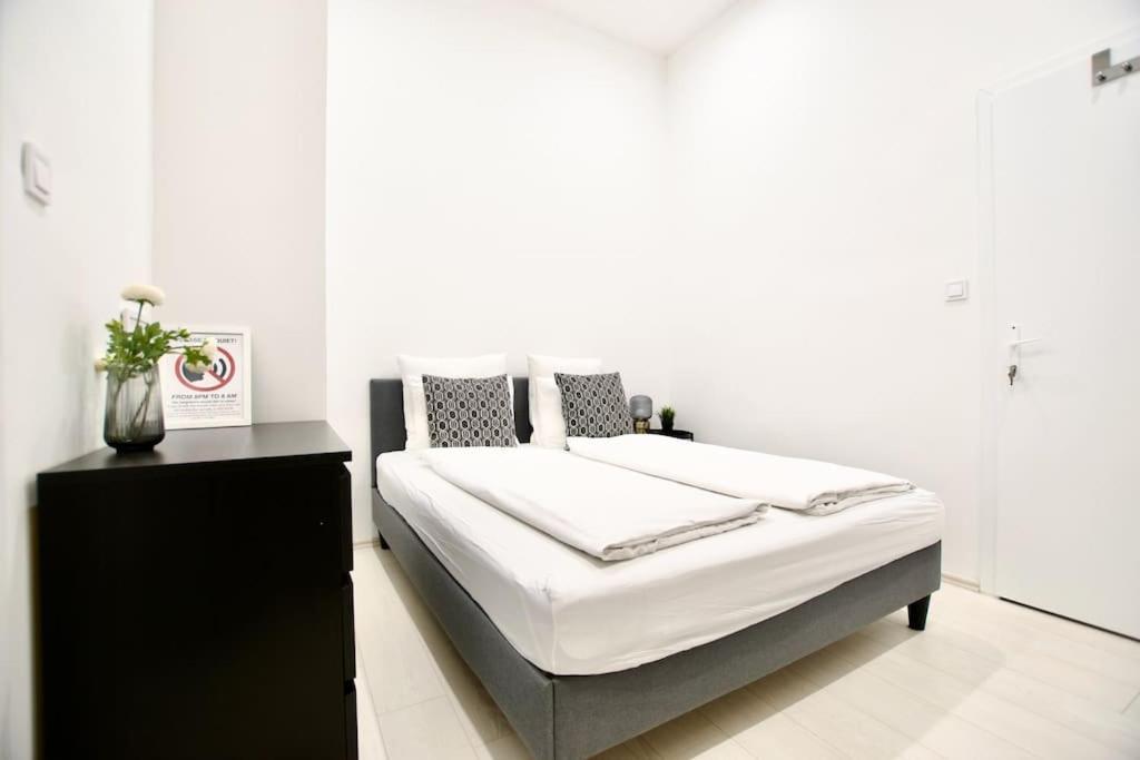 Standard Apartment By Hi5-St. King Mini Studio Budapest Exterior photo