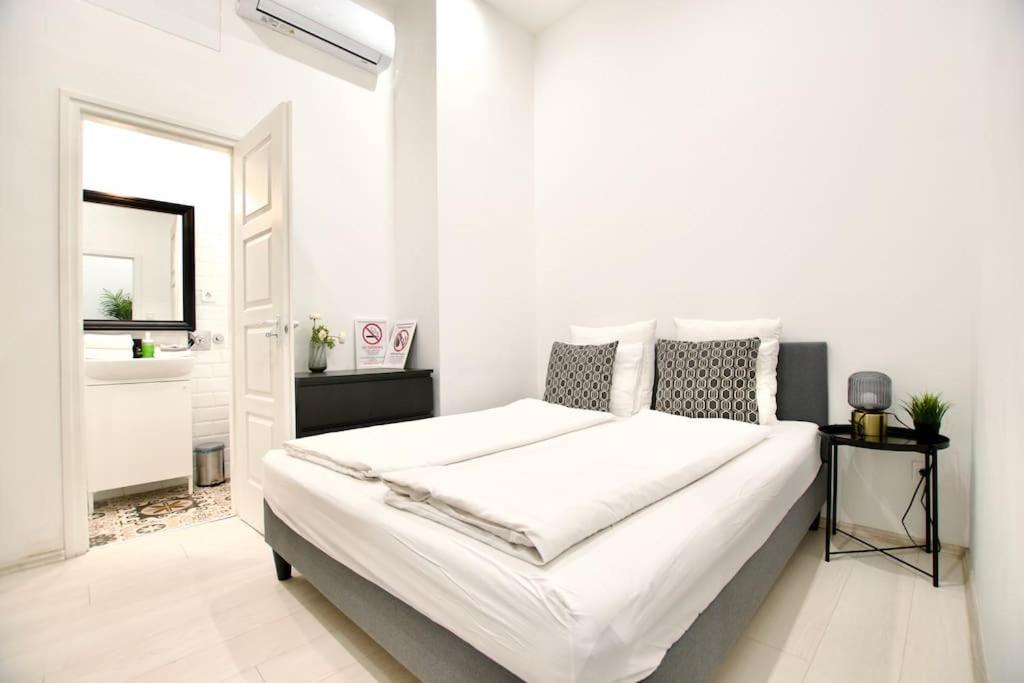 Standard Apartment By Hi5-St. King Mini Studio Budapest Exterior photo